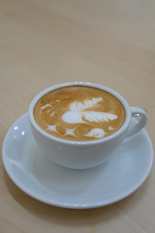 caffè latte art su fondo di legno foto