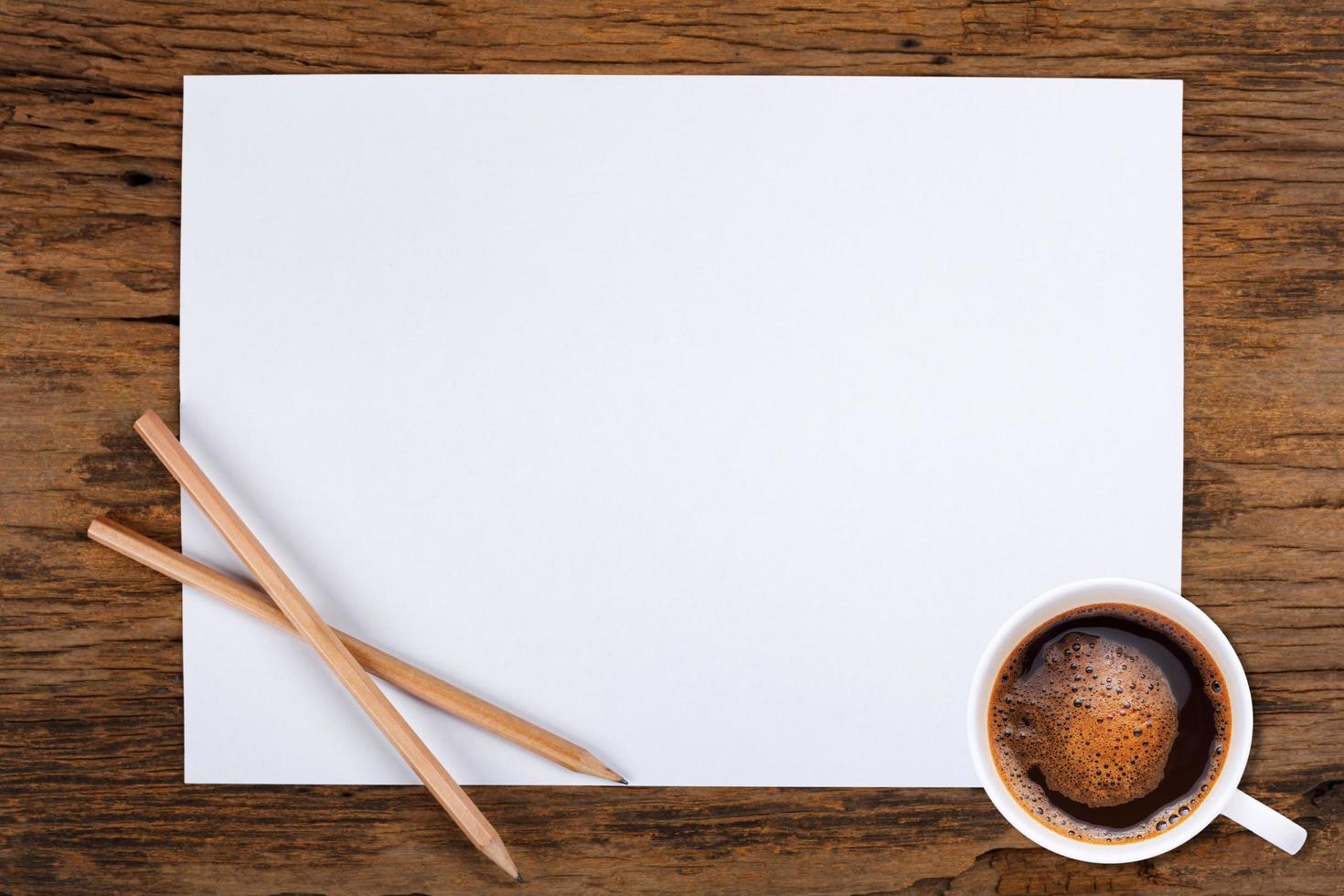 vuoto carta e un' tazza di caffè su di legno foto