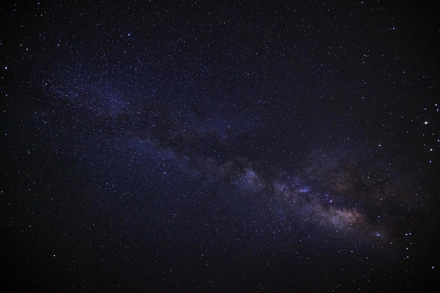 galassia della via lattea con stelle e polvere spaziale nell'universo, fotografia a lunga esposizione, con grano. foto