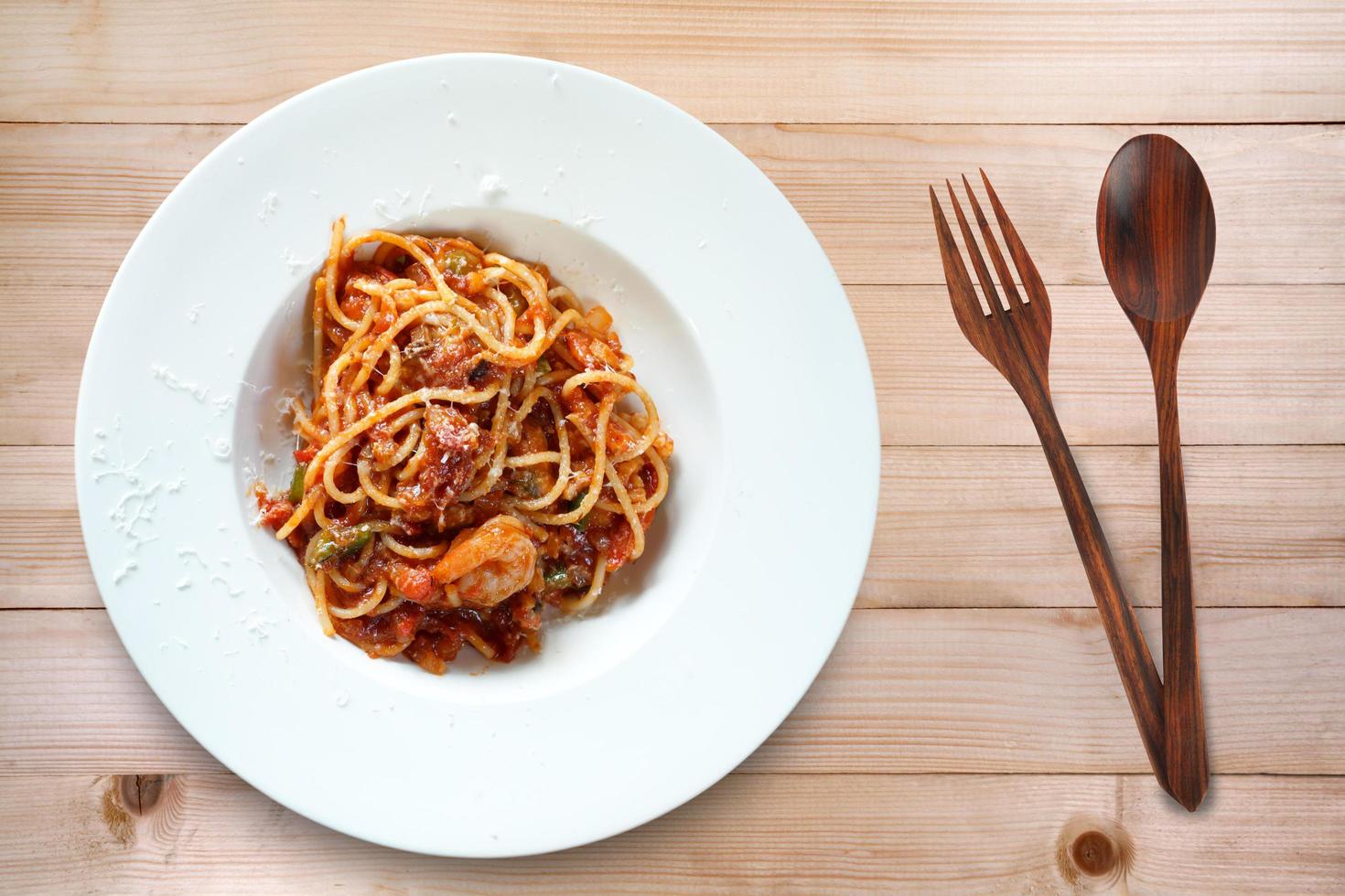 spaghetti frutti di mare con pomodoro salsa foto