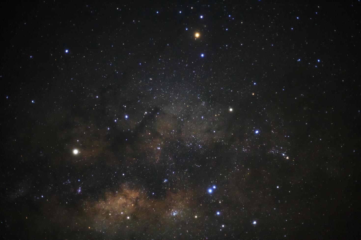 il centro di il latteo modo galassia, lungo esposizione fotografia, con grano foto