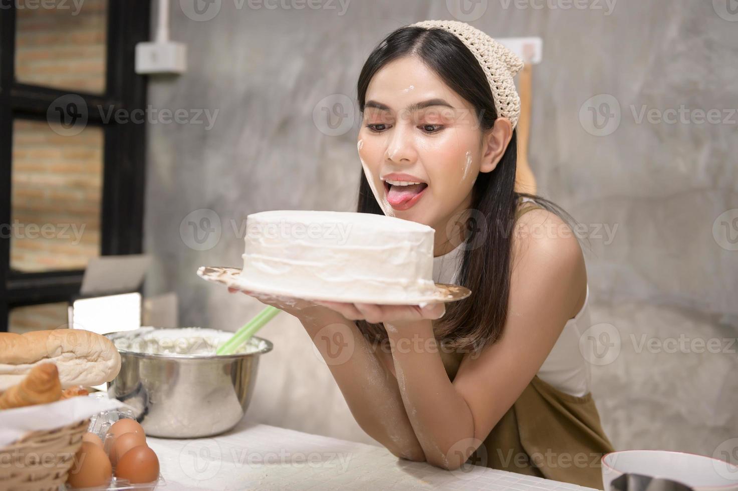 la giovane bella donna sta cuocendo nella sua attività di cucina, panetteria e caffetteria foto