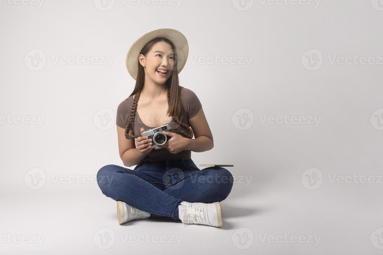 giovane contento asiatico turista donna al di sopra di bianca sfondo studio, viaggio e vacanze concetto. foto