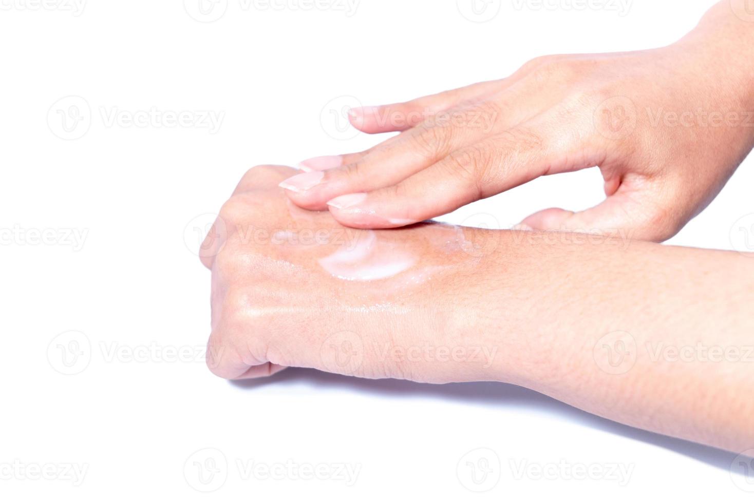 avvicinamento donna l'applicazione protettivo crema su mani. foto