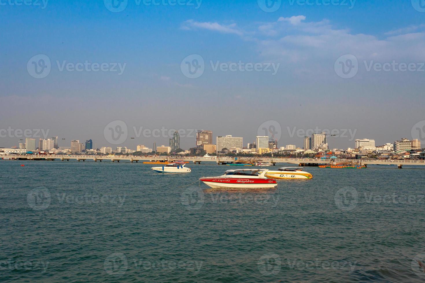 traghetto barca partire per bali hai molo Pattaya baia nel il sera. su gennaio 19, 2019 foto