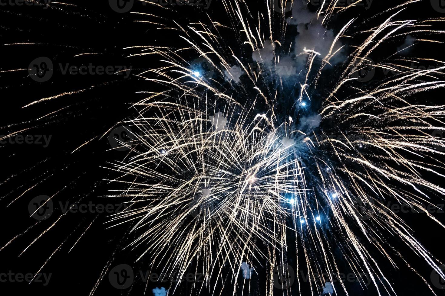 fuochi d'artificio con un' buio nero sfondo, luminosa bellissimo colorato fuochi d'artificio. festivo concetto. foto