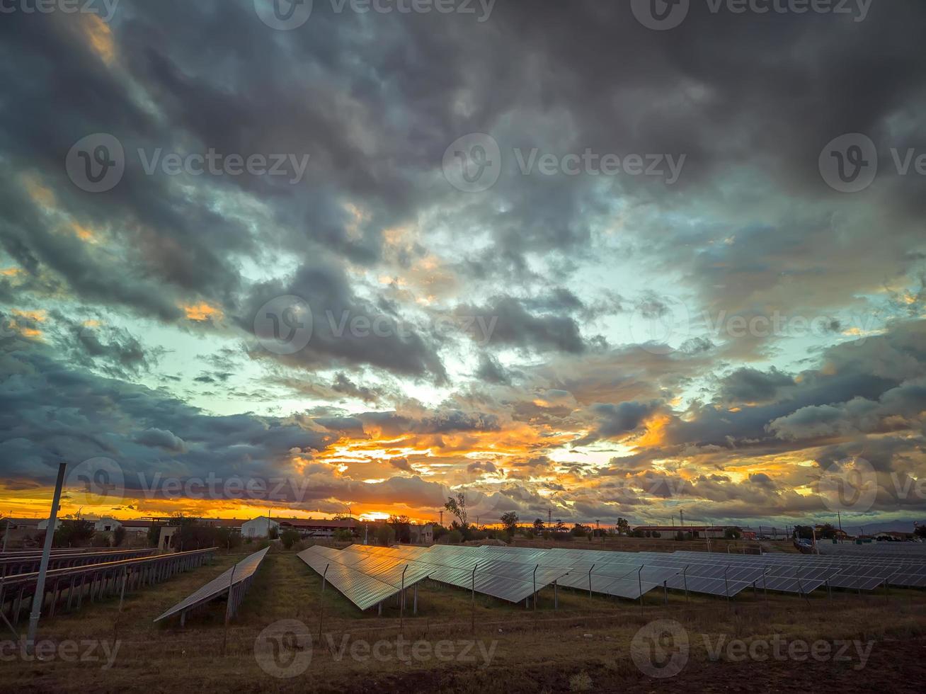 sbalorditivo colorato cielo dopo tramonto al di sopra di solare pannelli foto