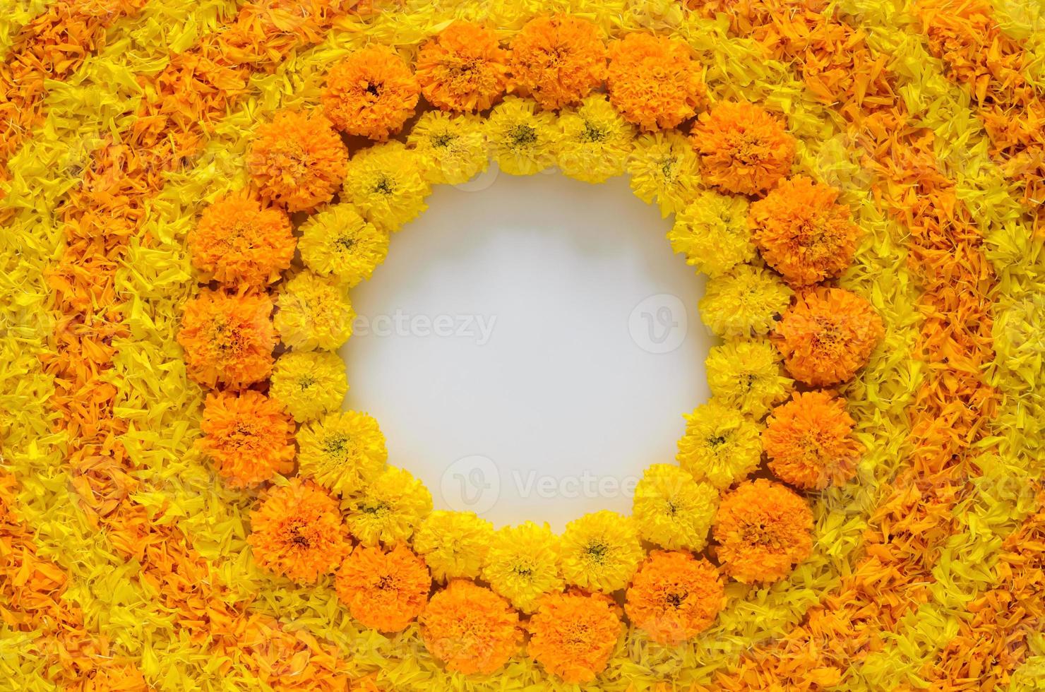 decorativo giallo e arancia colore calendula fiori e petali rangoli per Diwali Festival con bianca spazio sfondo. foto