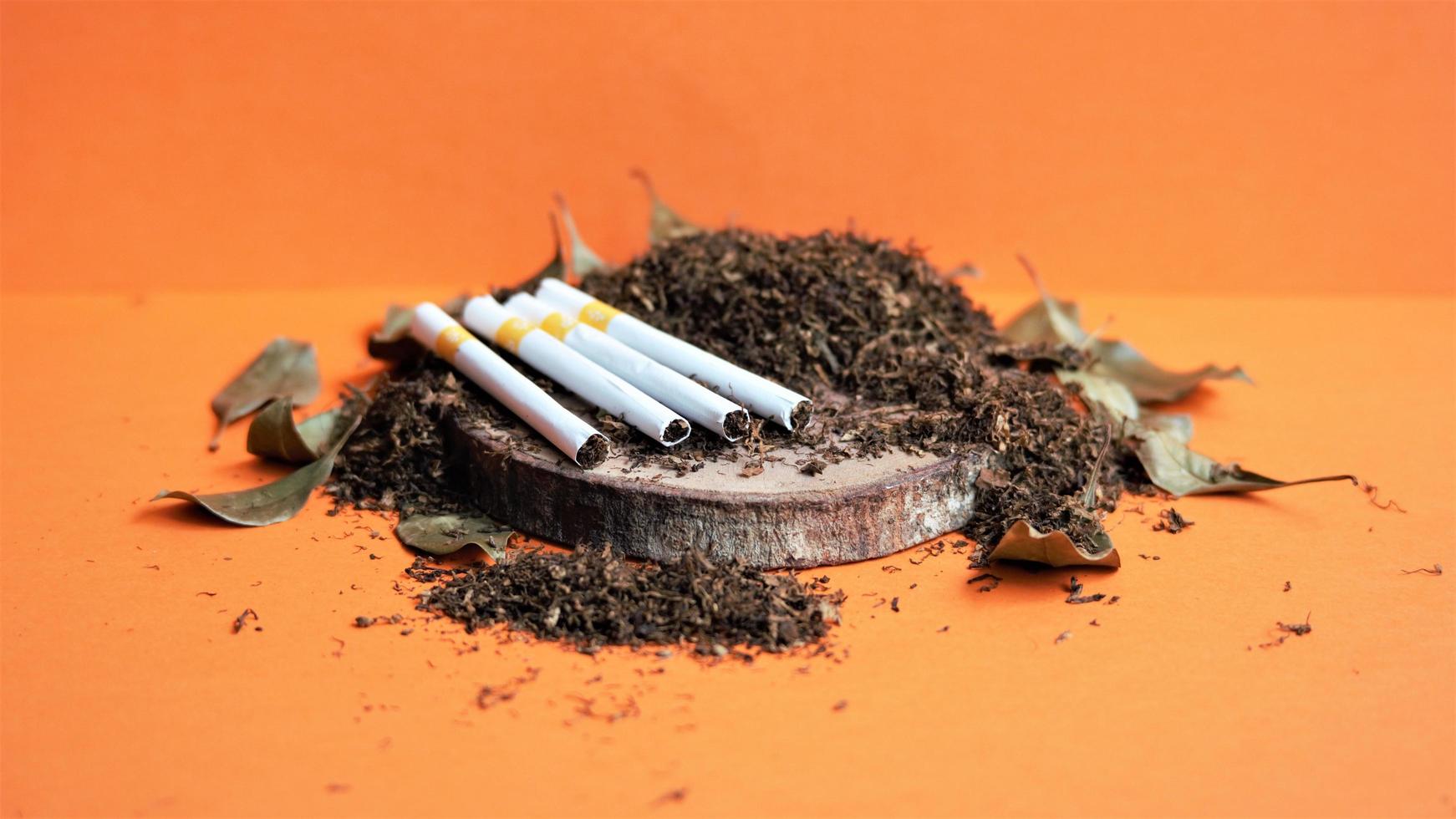 Visualizza di tabacco mucchio e sigaretta uso foto