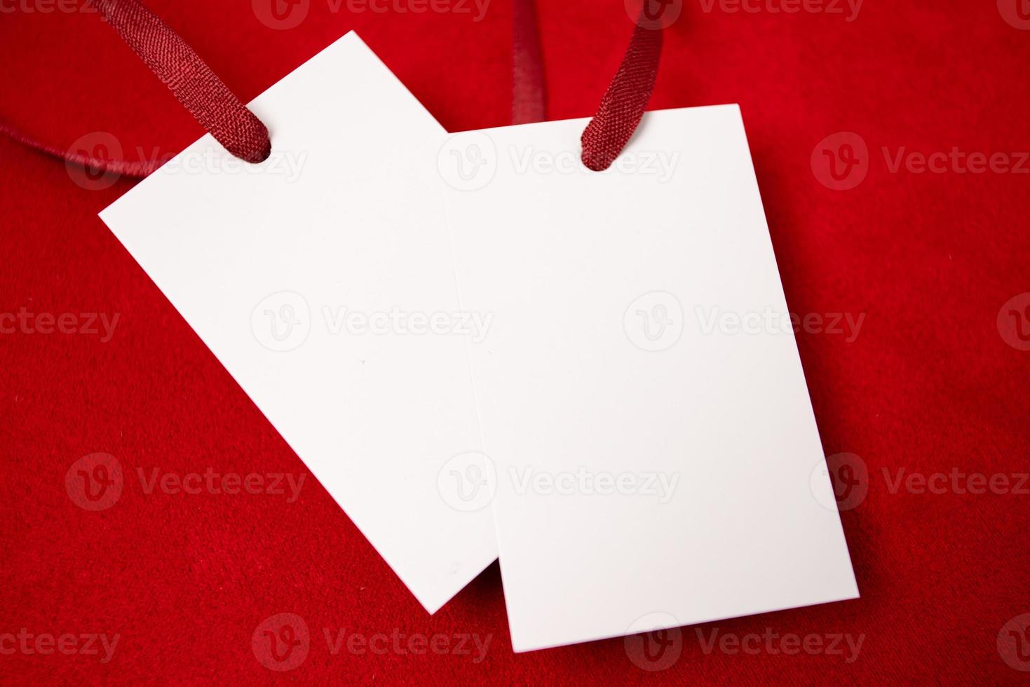 moderno pubblicità per stoffa design. Abiti etichetta finto su bianca su rosso tessuto. moderno design. rosso tessuto modello sfondo. prezzo etichetta. foto