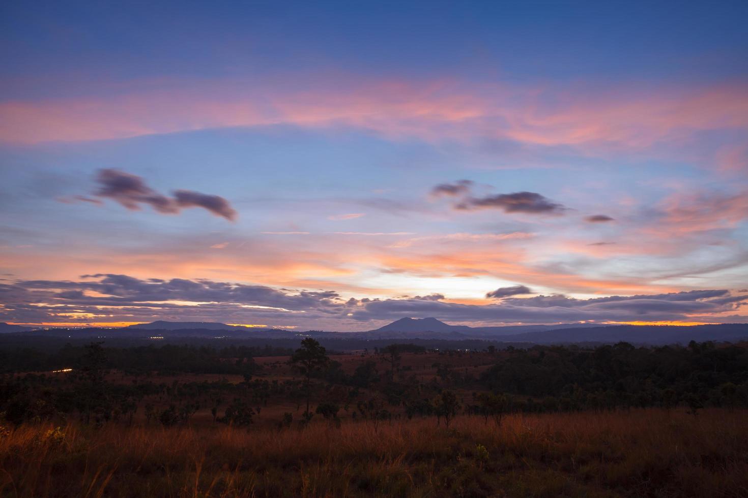 paesaggio mattina Alba a tung salang luang nazionale parco phetchabun, tung gergo luang è prateria savana nel Tailandia foto