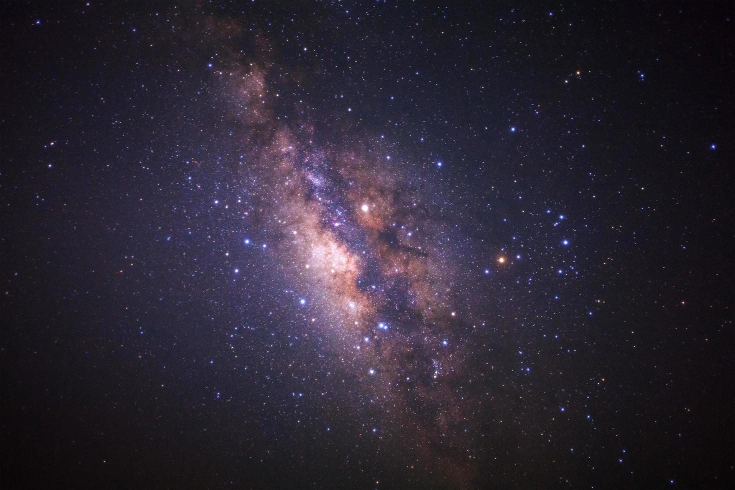 luce stellare nel notte cielo e latteo modo galassia. lungo esposizione fotografare.con grano foto