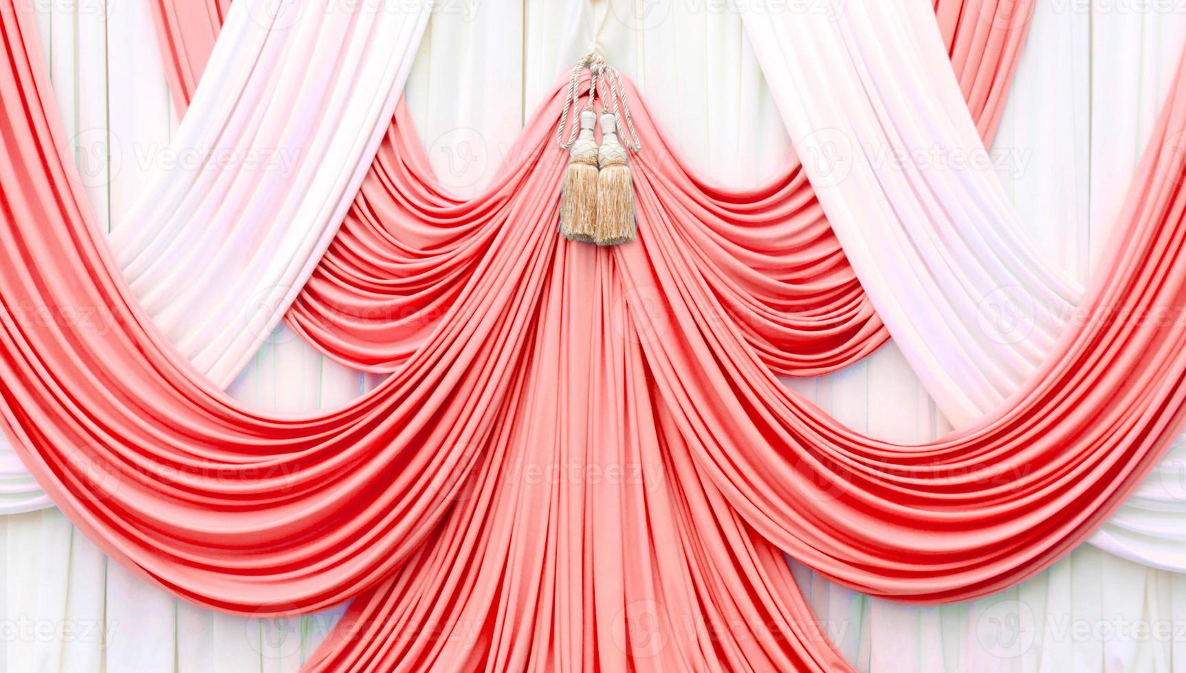 tenda rossa e bianca sul palco foto