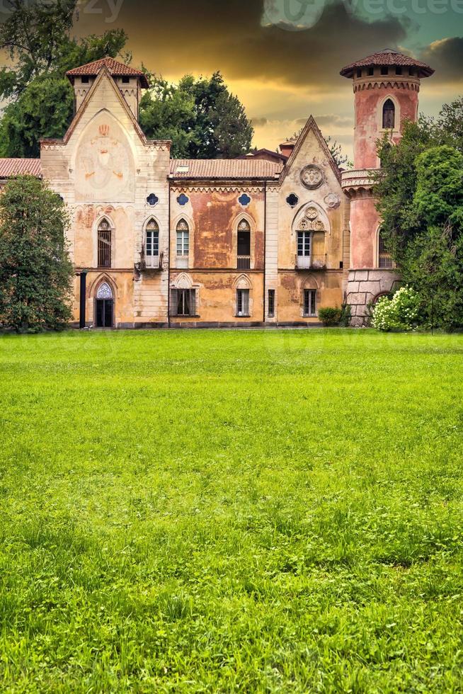 castello miradolo, design gotico carico di mistero, con luce del tramonto. foto