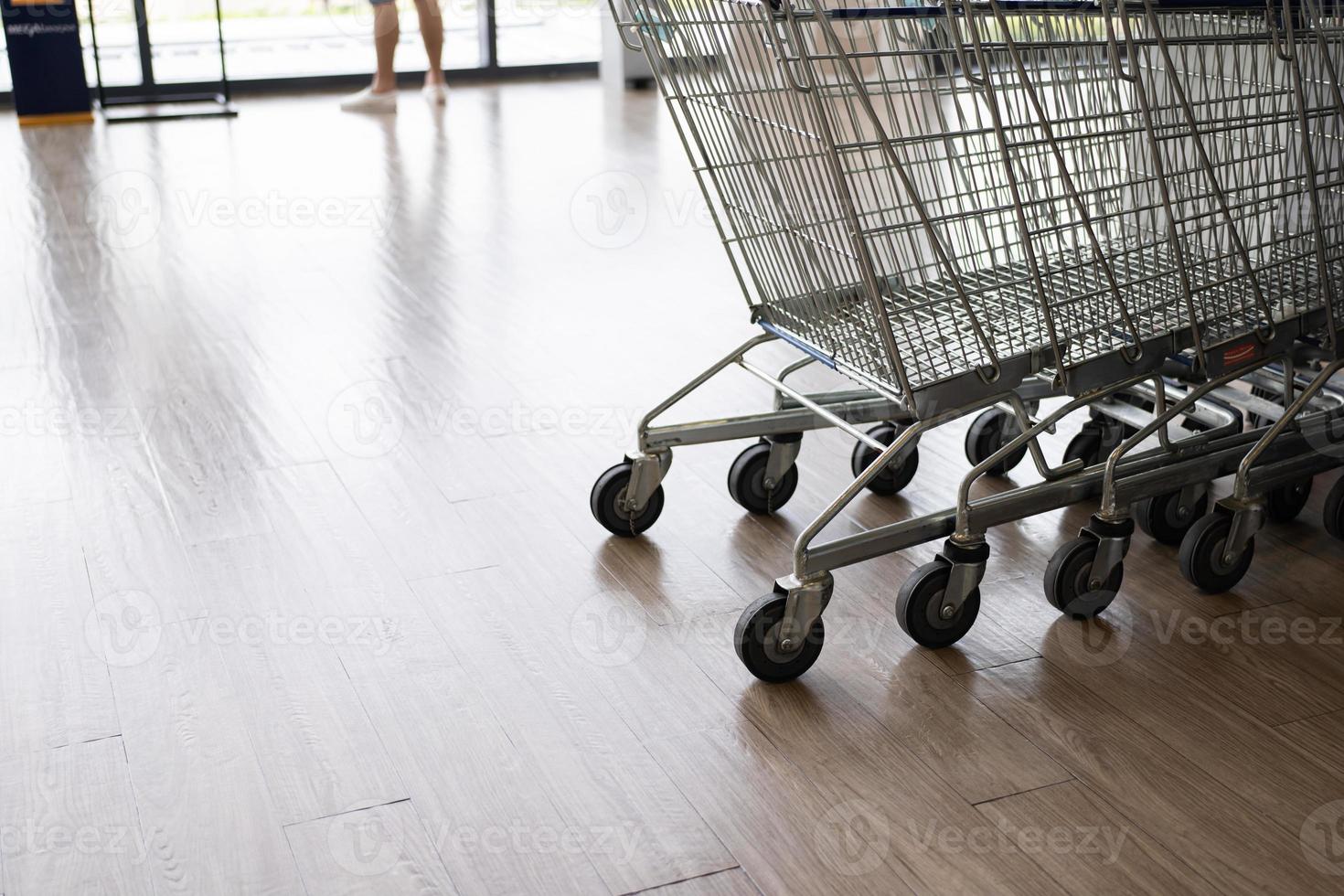 shopping carrelli impilati insieme con copia spazio. foto