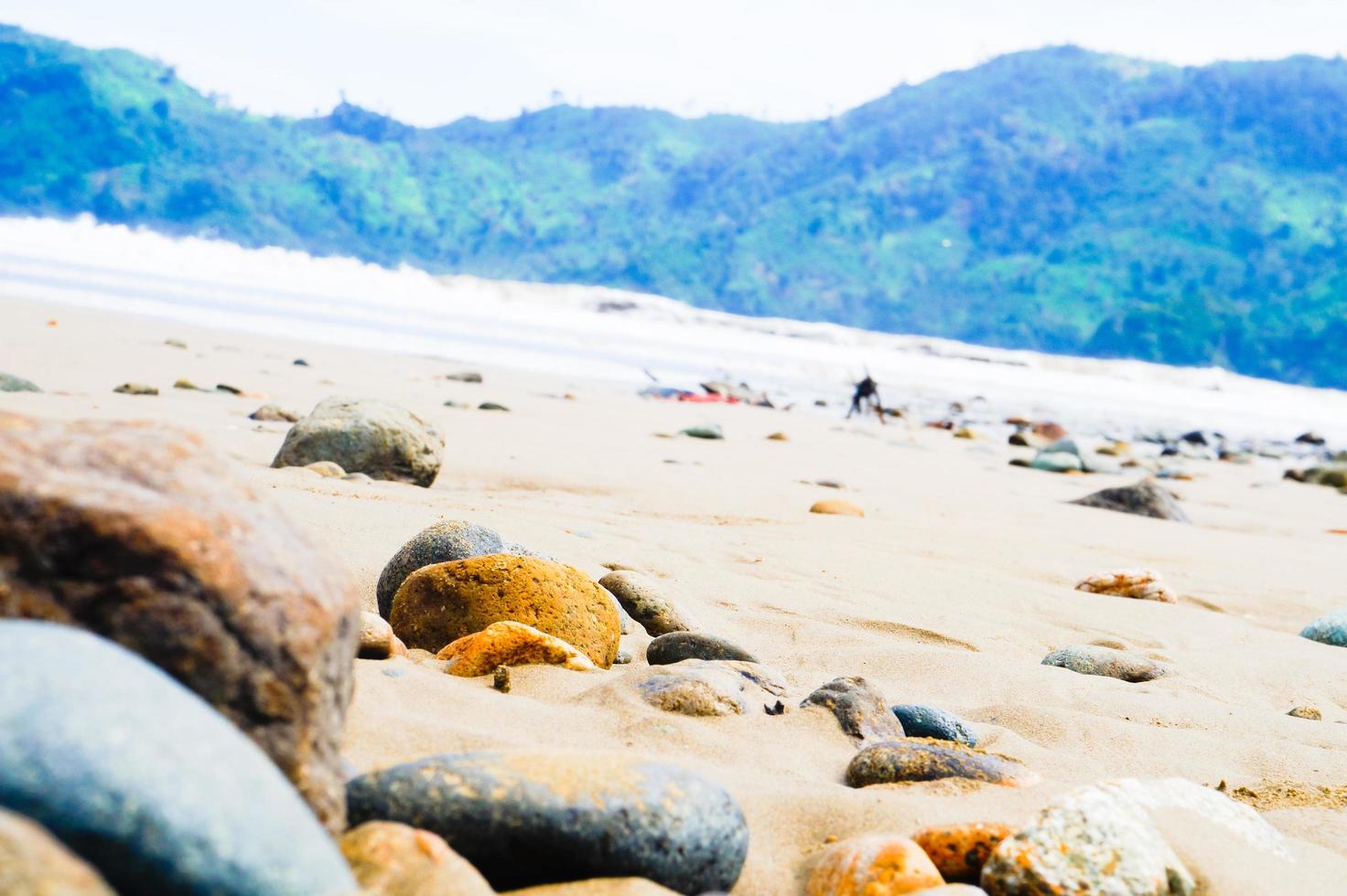 spiaggia rocce dettaglio, costa di Indonesia foto