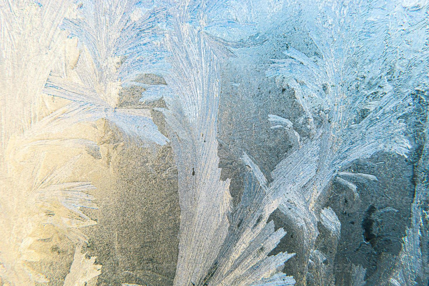 finestra invernale congelata con struttura a motivo ghiaccio brillante. simbolo di meraviglia di natale, sfondo astratto. temperatura bassa estrema del nord, neve ghiacciata naturale su vetro gelido, clima invernale fresco all'aperto. foto