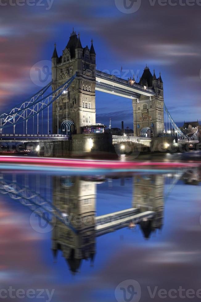 famoso Tower Bridge di sera, Londra, Inghilterra foto