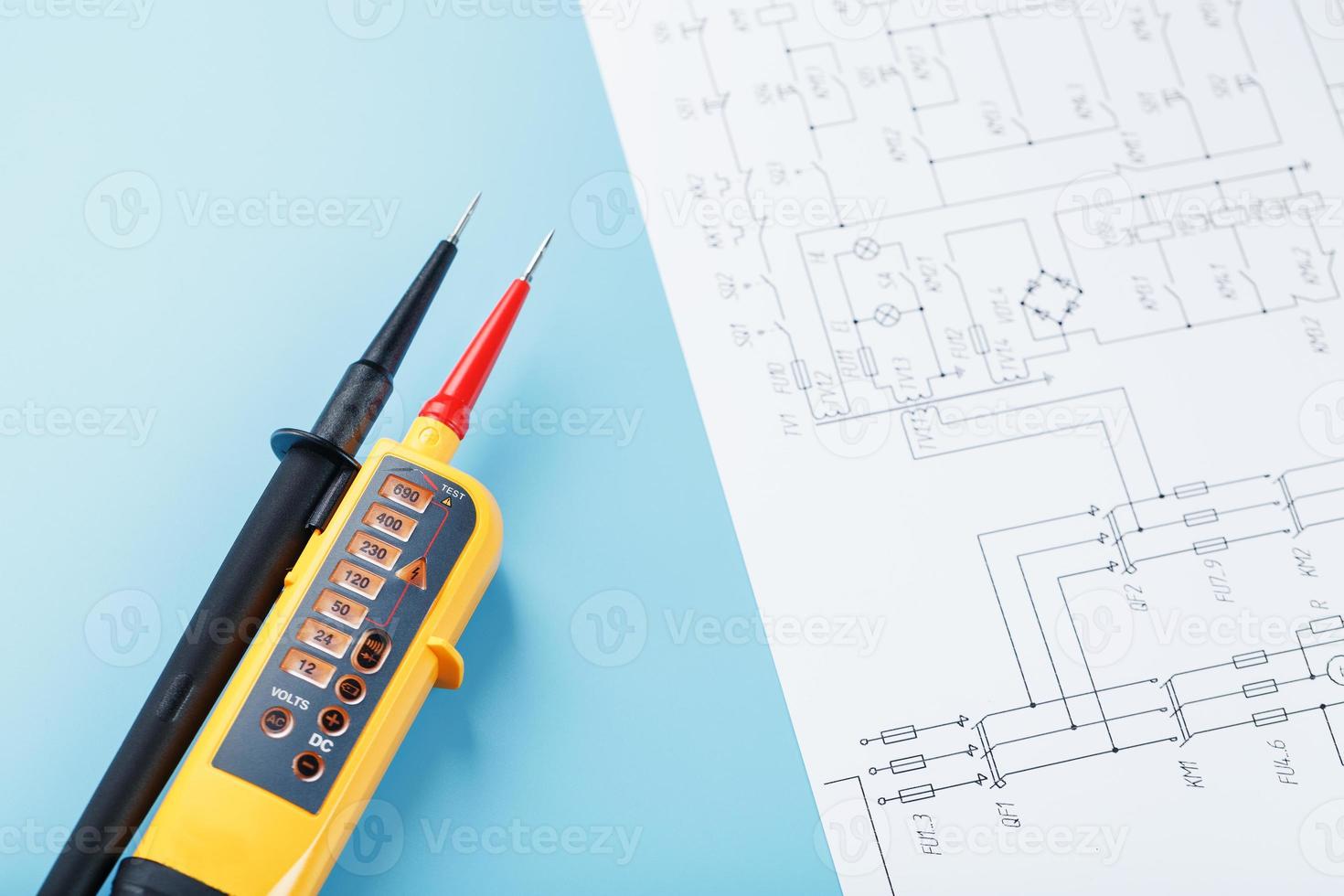 giallo voltaggio indicatore con un elettrico diagramma su un' blu sfondo. foto