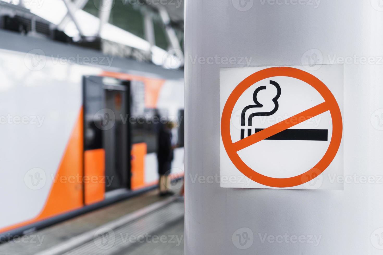 fumo è Proibito cartello nel un' pubblico posto a il treno stazione foto