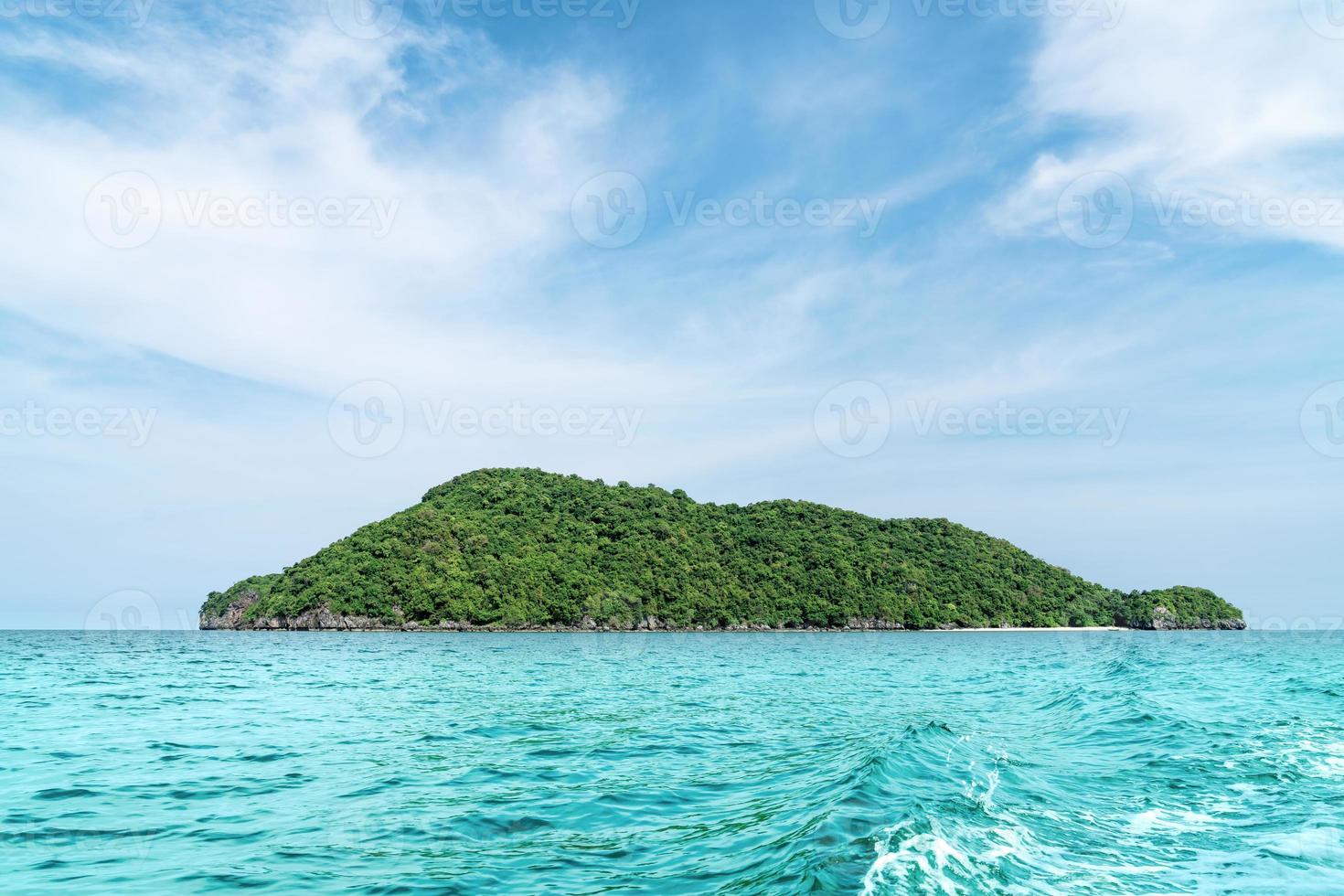 tropicale isola con oceano e blu cielo foto