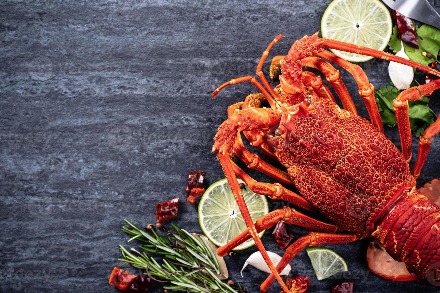 cucinato bollito aragosta, delizioso cena frutti di mare pasto impostato con coltello e forchetta su nero pietra ardesia sfondo, ristorante menù disegno, superiore Visualizza, alto foto