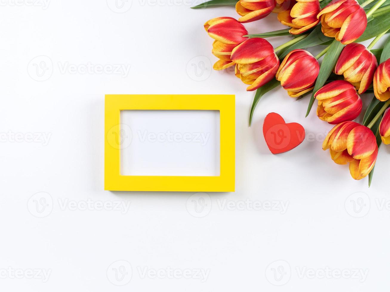 La madre di giorno design concetto, tulipano fiore mazzo - bellissimo rosso, giallo mazzo isolato su bianca sfondo tavolo, superiore Visualizza, piatto posizione, copia spazio foto