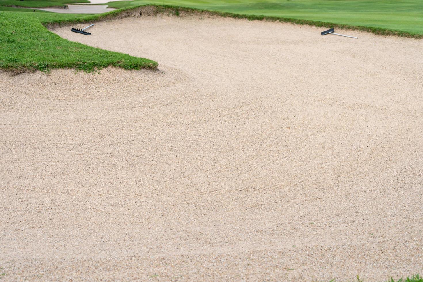 sabbiera bunker bellezza sfondo è Usato come un ostacolo per golf tornei per difficoltà. e decorare il campo per bellezza.verde erba con sabbia struttura. foto