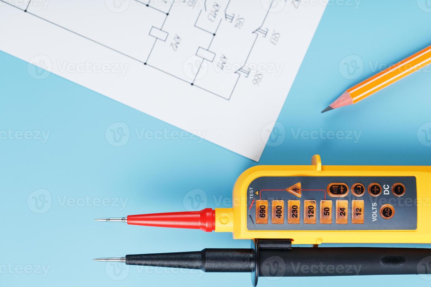 giallo voltaggio indicatore con un elettrico diagramma su un' blu sfondo. foto