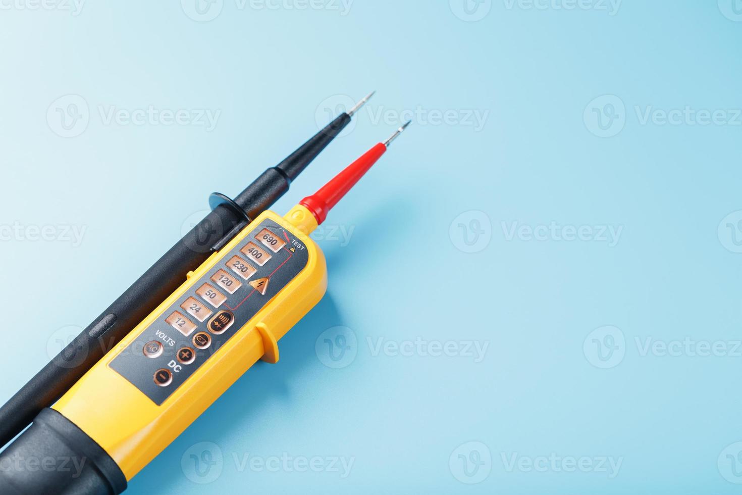 giallo tester per passo dopo passo indicazione di voltaggio nel un elettrico circuito su un' blu sfondo. foto