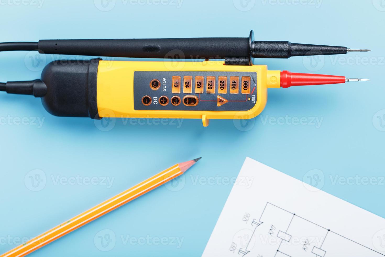 giallo voltaggio indicatore con un elettrico diagramma su un' blu sfondo. foto