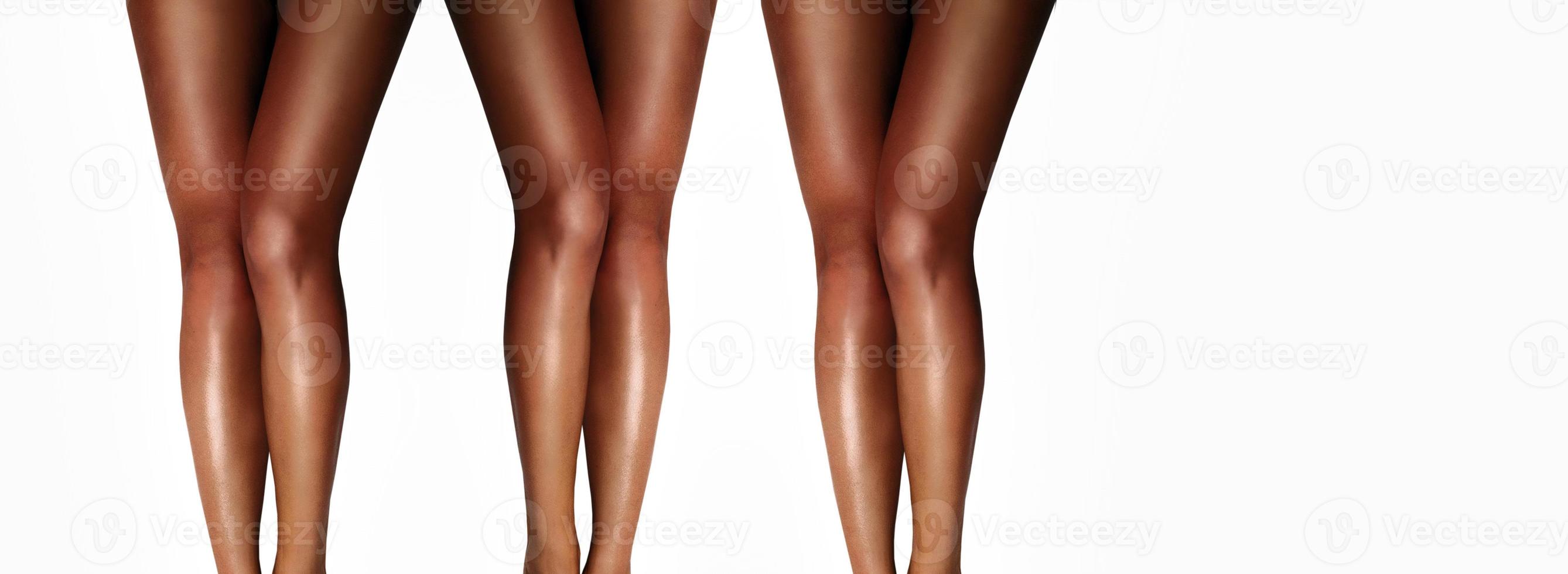 bellissimo liscio donna di gambe dopo laser capelli rimozione su il bianca sfondo. trattamento, tecnologia concetto foto