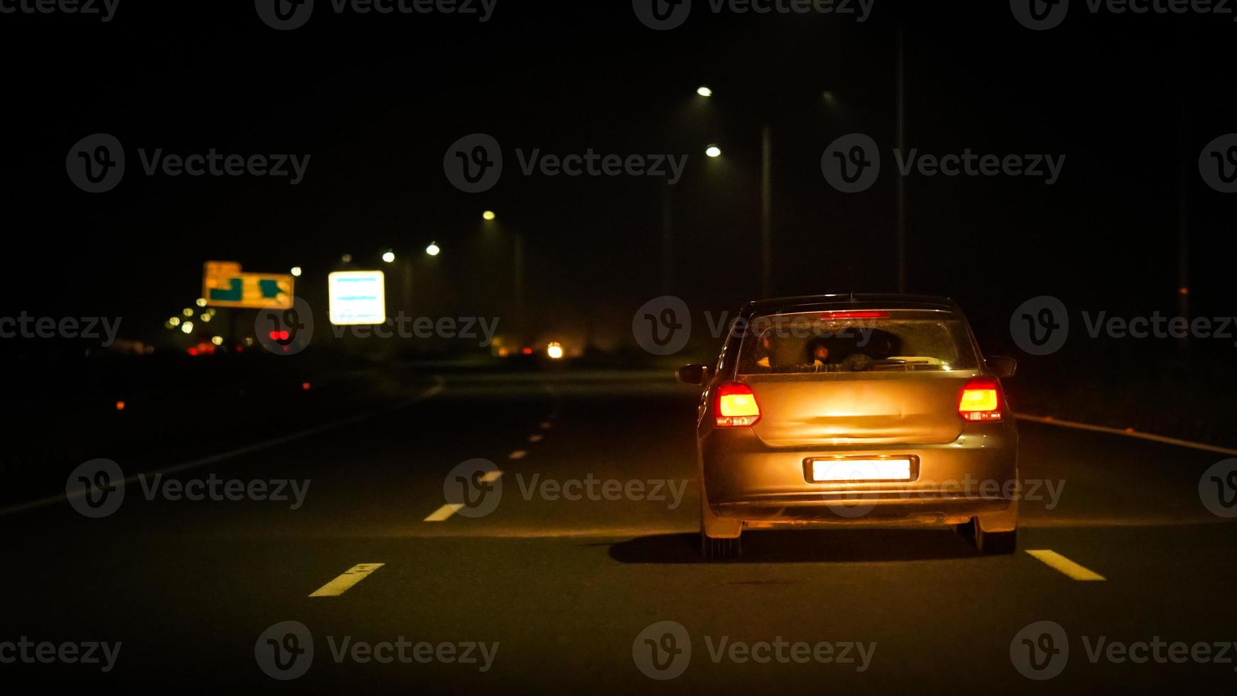 bianca auto nel notte su autostrada strada foto