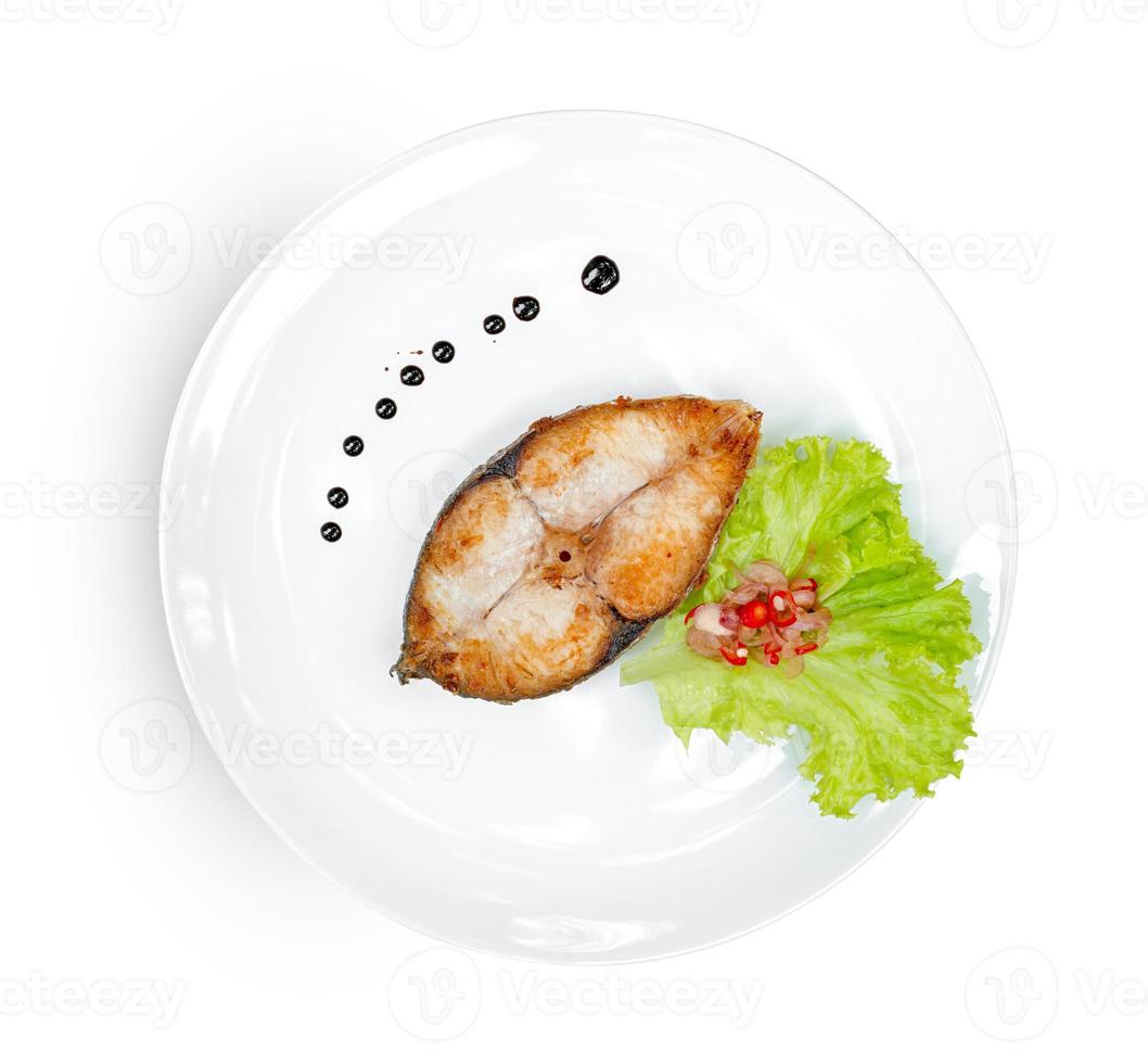 re sgombro o macchiato sgombri bistecca con piatto isolato su bianca sfondo ,fritto scomberomorus pesce ,includere ritaglio sentiero foto