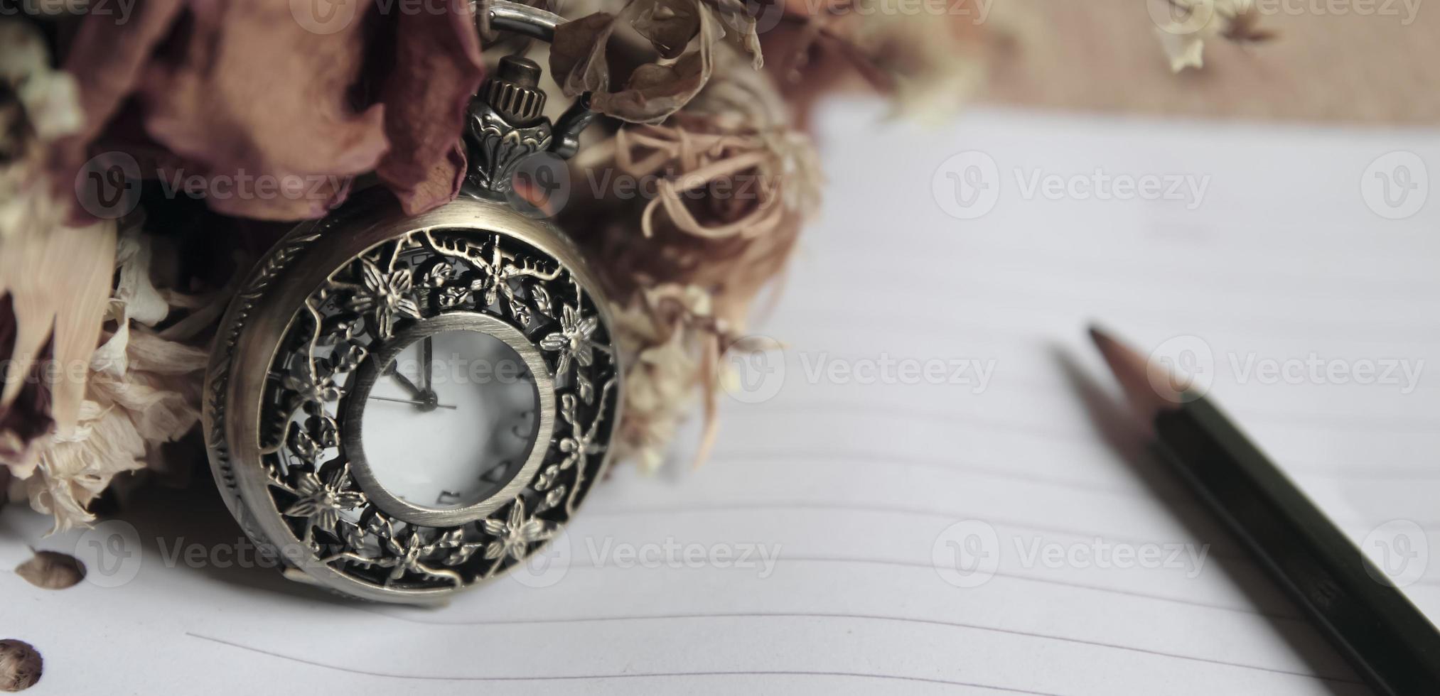 orologio da tasca vintage con roose asciutte foto