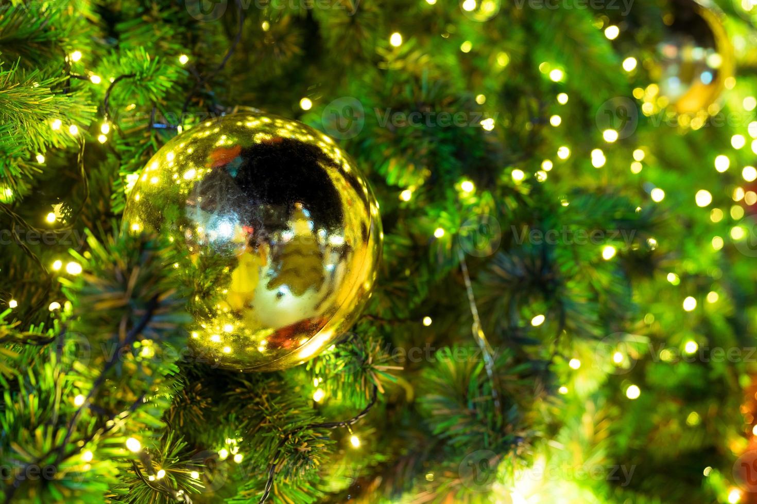 avvicinamento Natale albero e oro palla sospeso foto