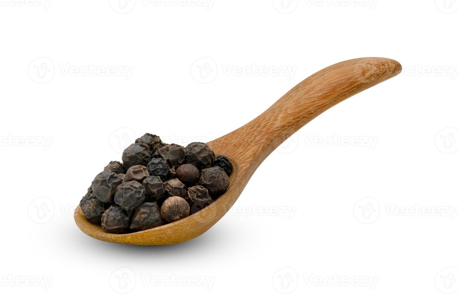 nero Pepe o nero grani di pepe semi nel di legno cucchiaio isolato su bianca sfondo ,includere ritaglio sentiero foto