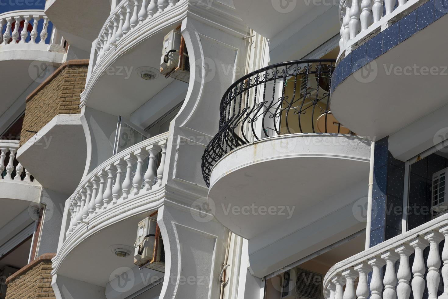 facciata di un' moderno edificio con balconi nel un' europeo ricorrere. avvicinamento. foto