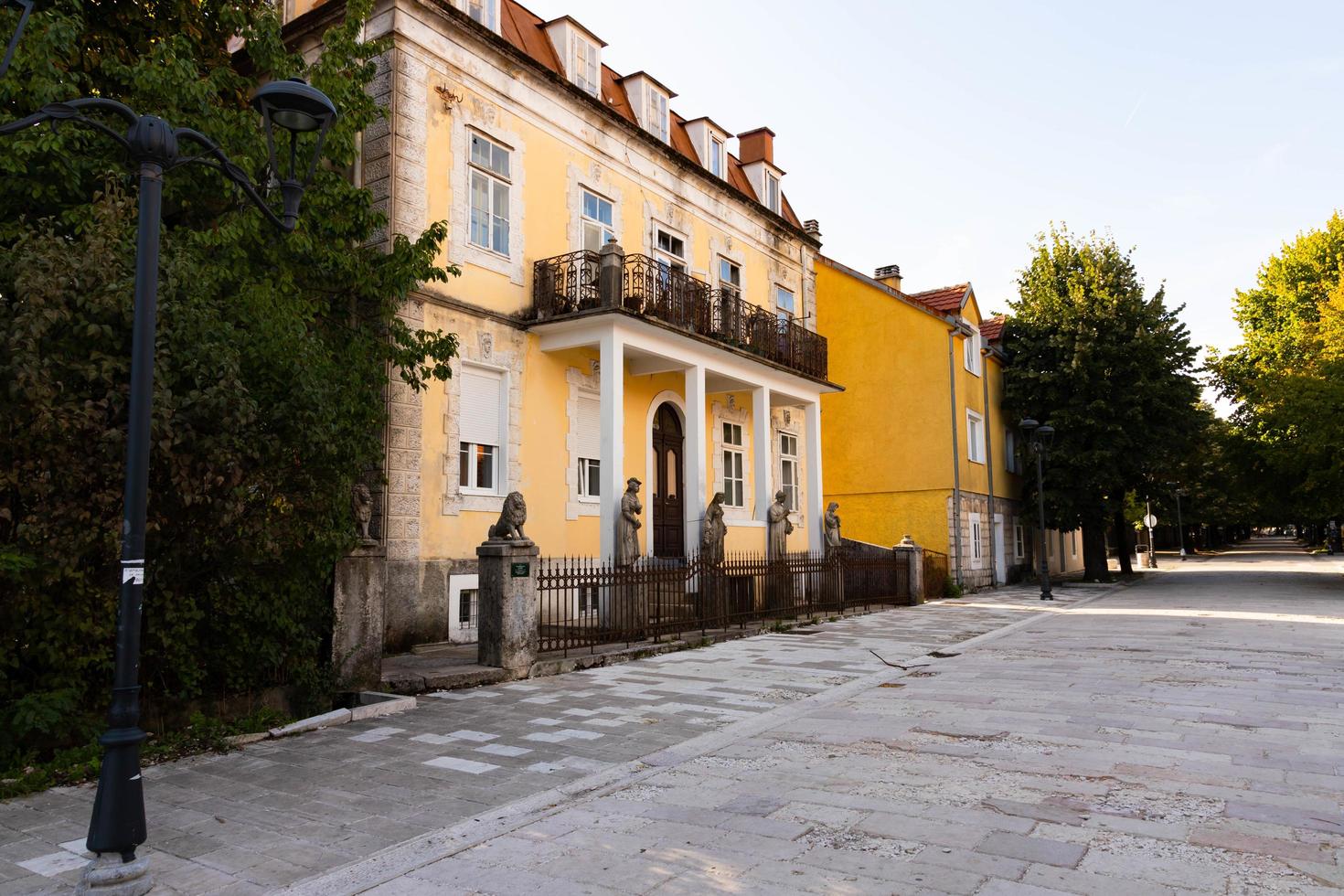 cetinje, montenegro - ottobre 22, 2020, il vecchio storico architettura di cetinje, un' famoso medievale cittadina nel il montagna valle di montenegro foto