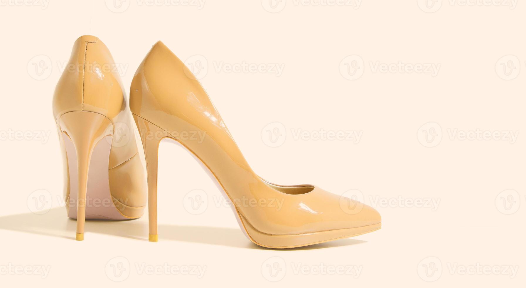 primo piano donne gialle scarpe in pelle verniciata isolato sfondo chiaro. tipo di scarpe a stiletto. concetto di moda e shopping estivo. accessorio per guardaroba da donna di lusso e glamour. messa a fuoco selettiva. striscione foto