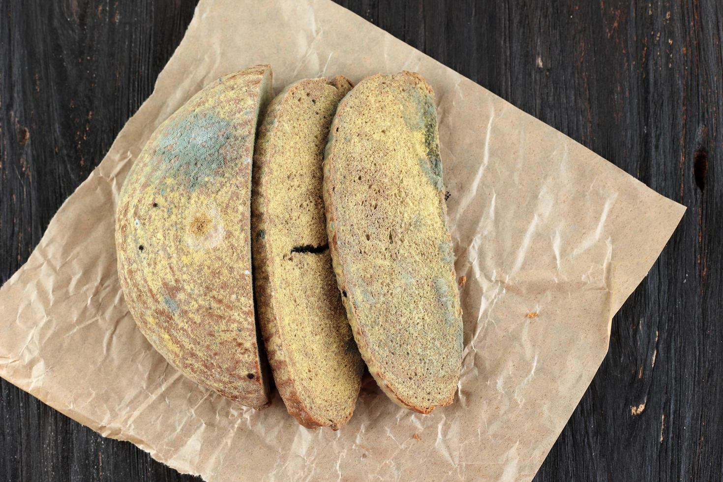 ammuffito fungo su marcio pane. fetta di viziato pane biodegradabile cibo rifiuto concetto. foto