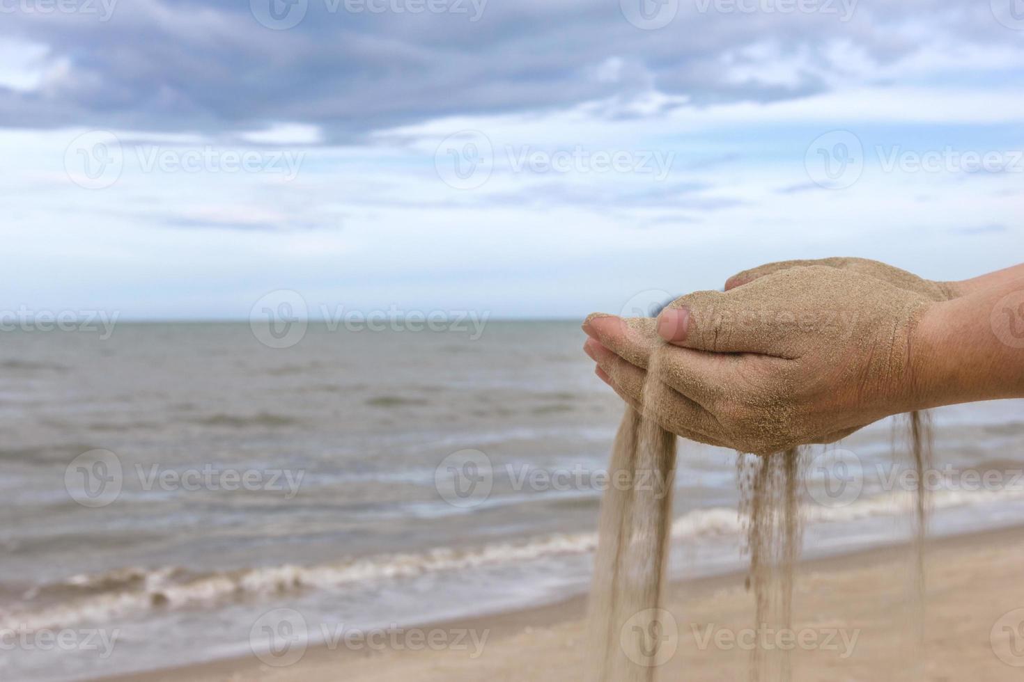 sabbia nel mano con mare Visualizza. foto