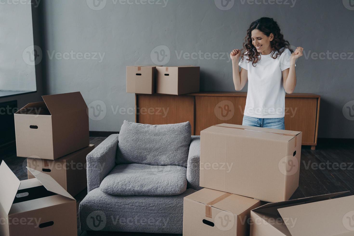 la giovane donna eccitata sta preparando le cose. ragazza spagnola si trasferisce in una nuova casa. acquisto di immobili. foto