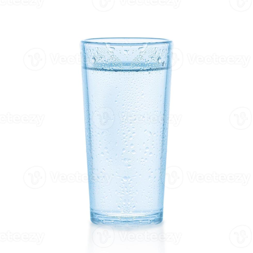 bicchiere di acqua isolato su un' bianca sfondo. su il tavolo gocce acqua. foto