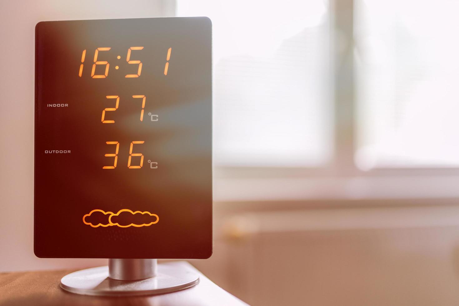 Schermo di casa meteo stazione mostrando alto interno e esterno temperatura durante caldo estate giorno foto