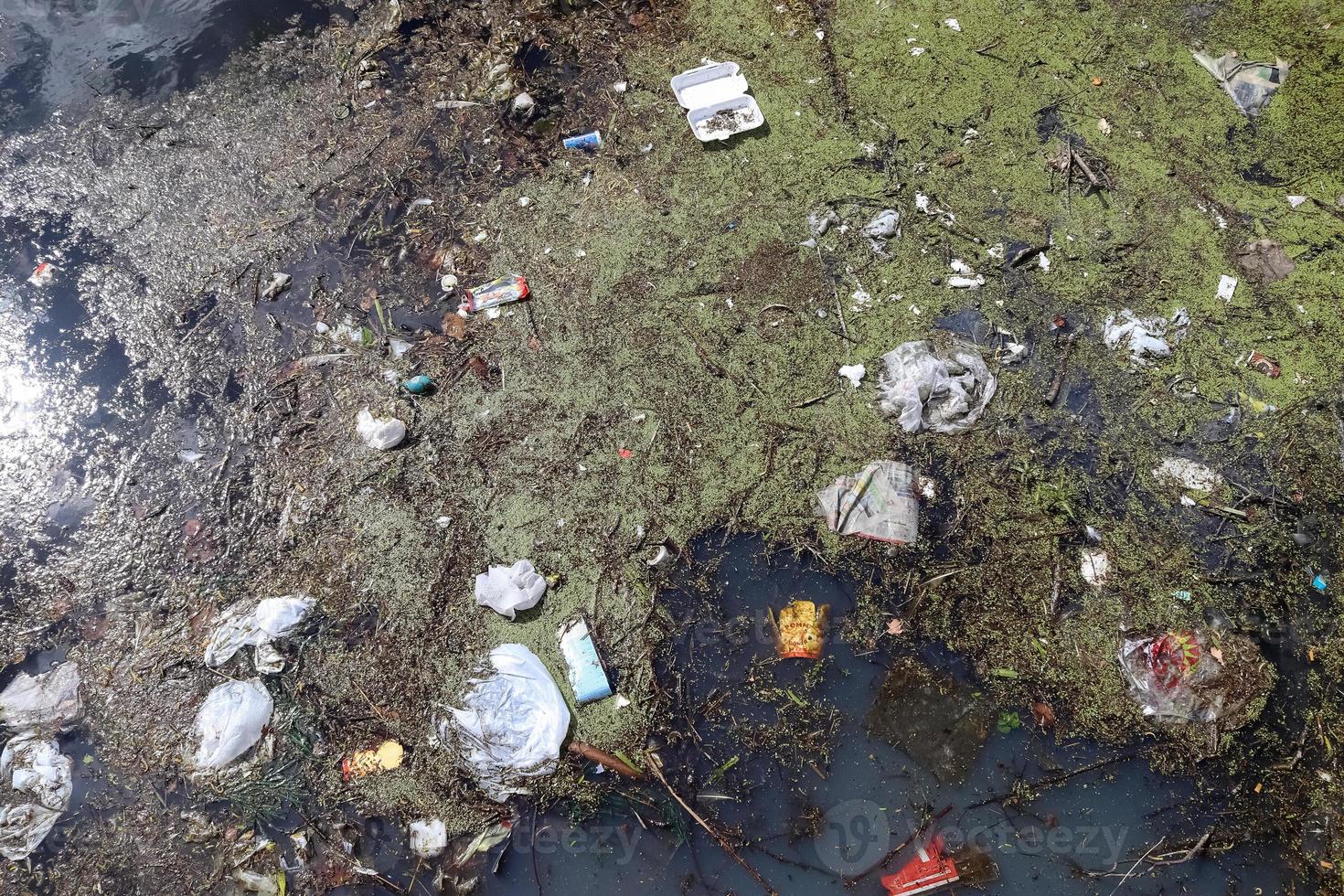ambientale inquinamento trovato a un' lago dove persone scaricati loro sciocchezze. foto