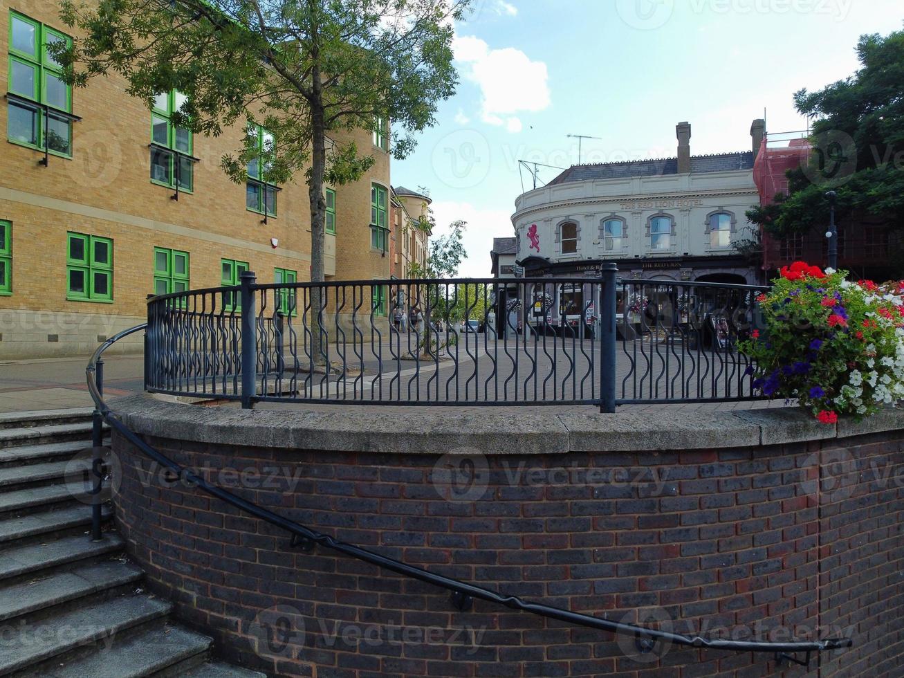 luton città di Inghilterra UK. aereo Visualizza di centrale città a partire dal ferrovia stazione e Bedfordshire Università città universitaria. il alto angolo Visualizza era catturato su 02 agosto 2022 su un' caldo soleggiato giorno foto