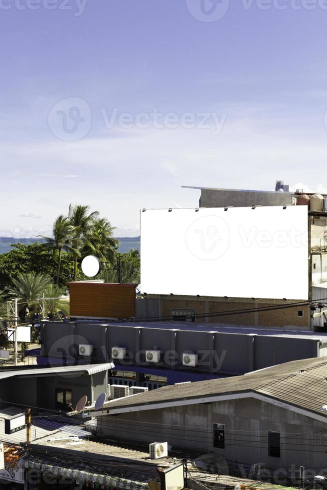 vuoto tabellone accanto un' edificio di il spiaggia, può annuncio pubblicitario per Schermo.. foto