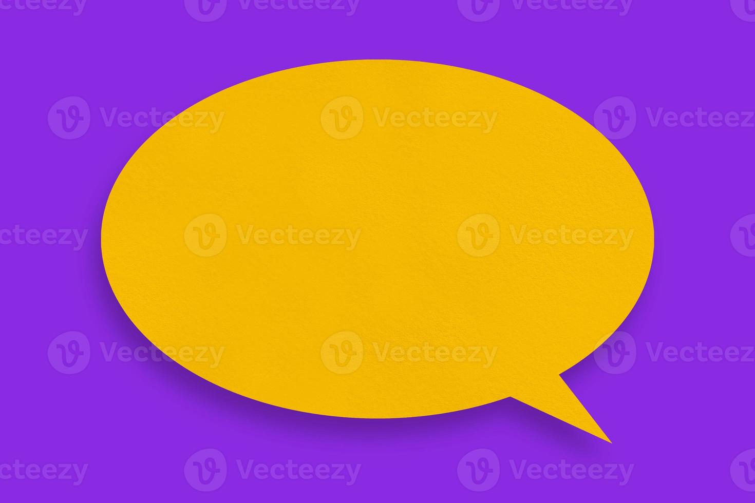 carta gialla a forma di fumetto su sfondo viola. foto