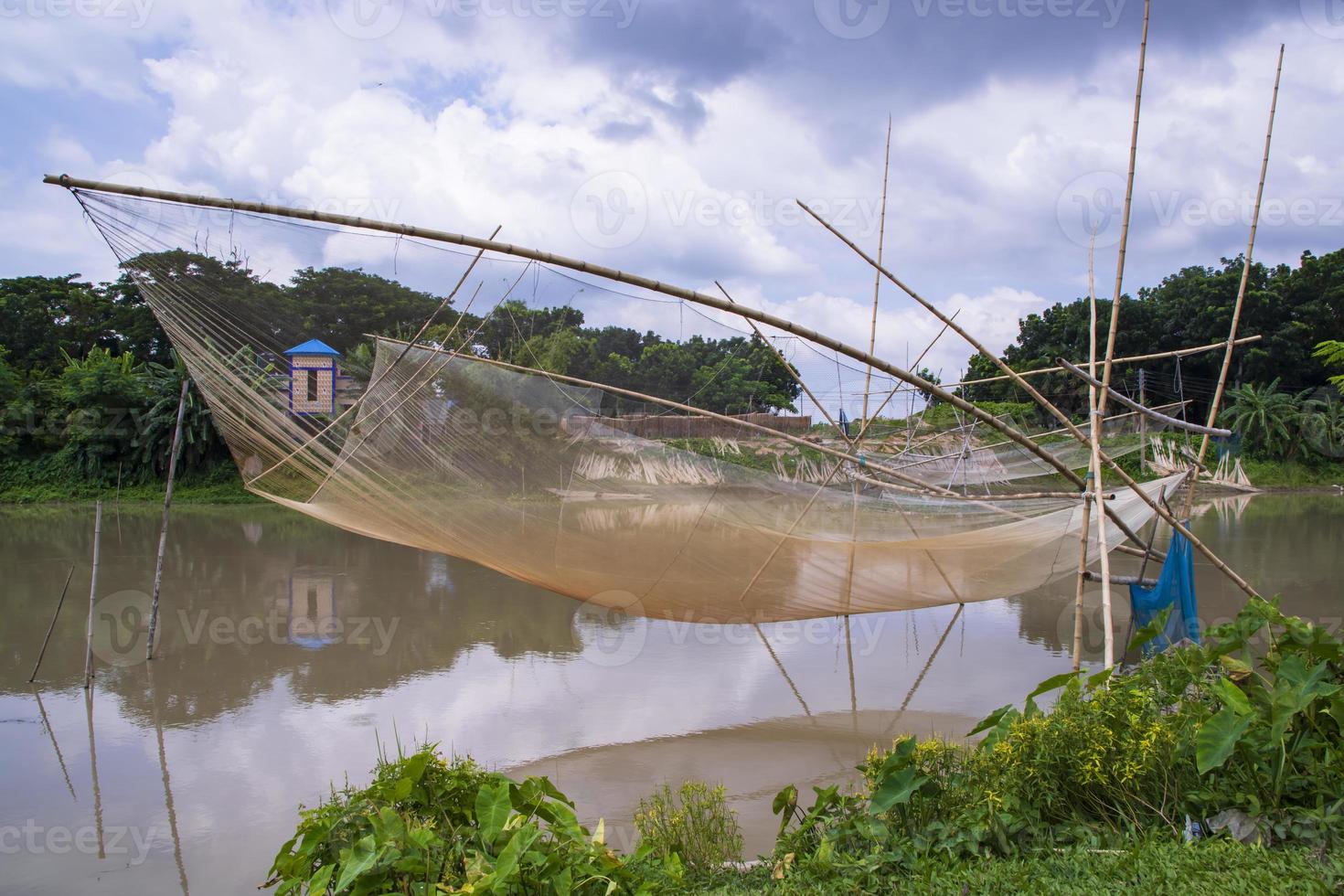 tradizionale pesca netto nave nel il fiume acqua di bangladesh foto